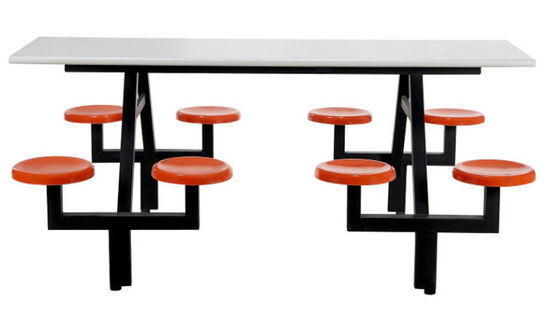 Stół do jadalni wykonany na zamówienie ze stali z plastikowym krzesłem w szkolnej stołówce